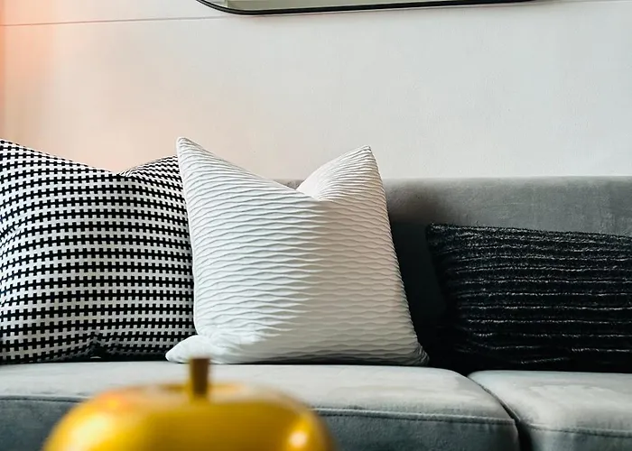Beautiful And Spacious 2 Real Bedrooms 2 Bathrooms In Bgc Global Manila